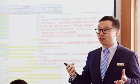 項目經(jīng)理李鐵柱老師現(xiàn)場輔導 項目經(jīng)理李鐵柱老師現(xiàn)場輔導