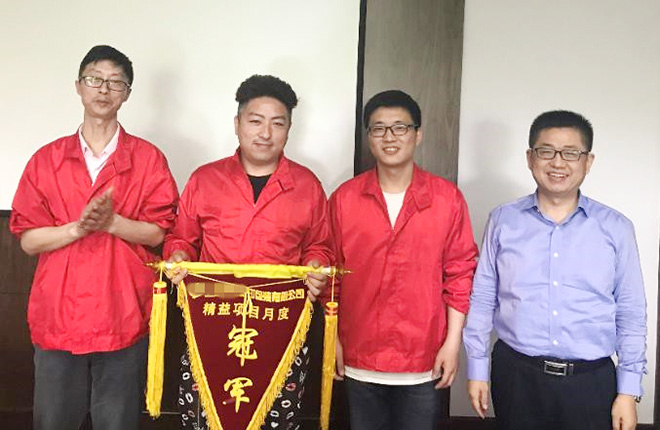 博革咨詢金總為冠軍團(tuán)隊(duì)頒獎(jiǎng)  博革咨詢金總為冠軍團(tuán)隊(duì)頒獎(jiǎng)